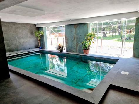 Interno di una spa con piscina e accappatoi