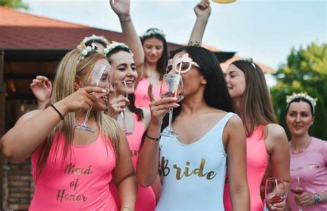 Amiche che festeggiano un addio al nubilato