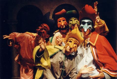 Scena di una commedia teatrale con personaggi che litigano