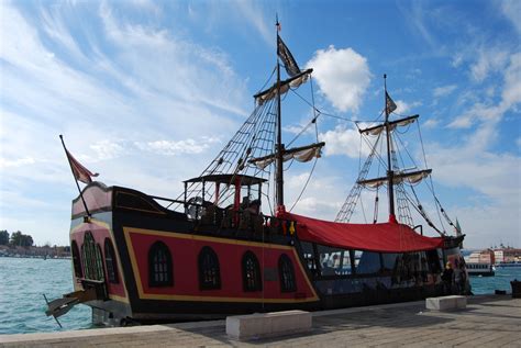 Nave pirata con persone che festeggiano