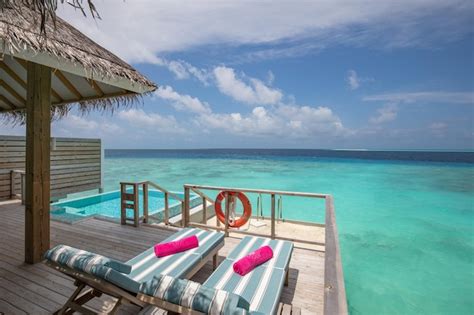 Beach club con piscina e lettini vista mare