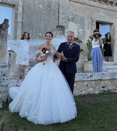 Mamma della sposa che accompagna la figlia all'altare