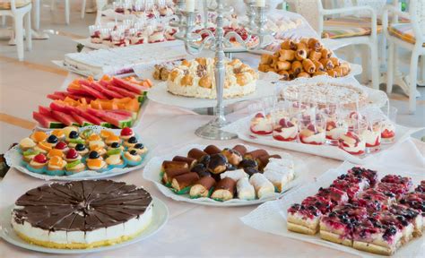 Piattaforma di legno decorata per un buffet di dolci