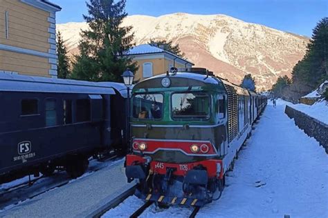 Treno d'epoca che attraversa paesaggi alpini