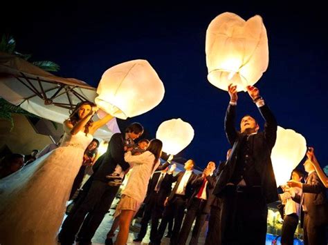 Lanterne del cielo durante un matrimonio