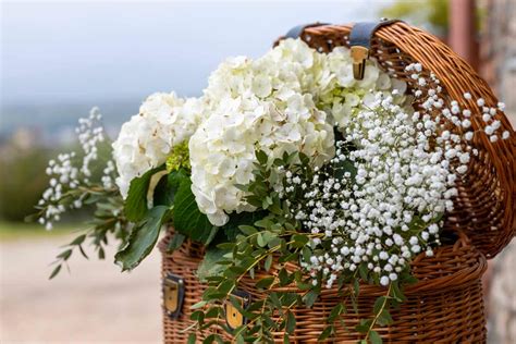 Cesto di vimini decorato con fiori e nastri