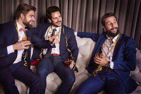 Gruppo di amici che festeggia un addio al celibato