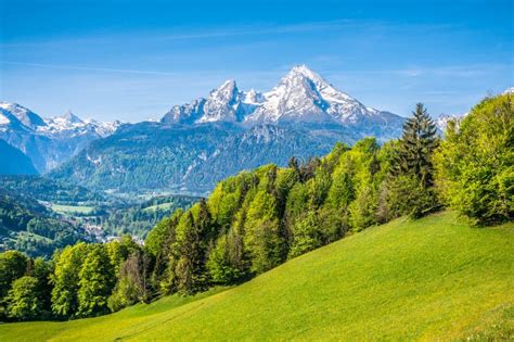 Paesaggio alpino tirolese con Innsbruck