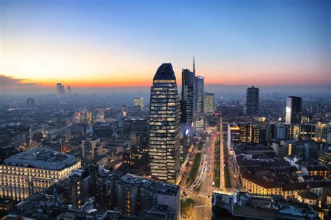Skyline di Milano al tramonto