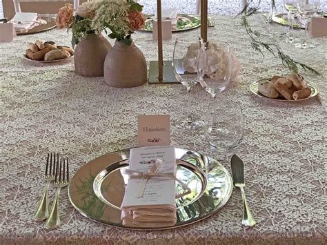 Mise en place barocca con piatti dorati