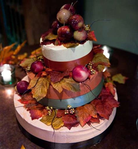 torta nuziale con decorazioni autunnali in foglie e bacche