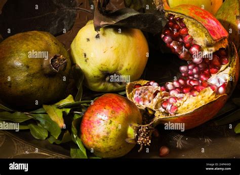 composizione di frutta autunnale: fichi, melograni, uva